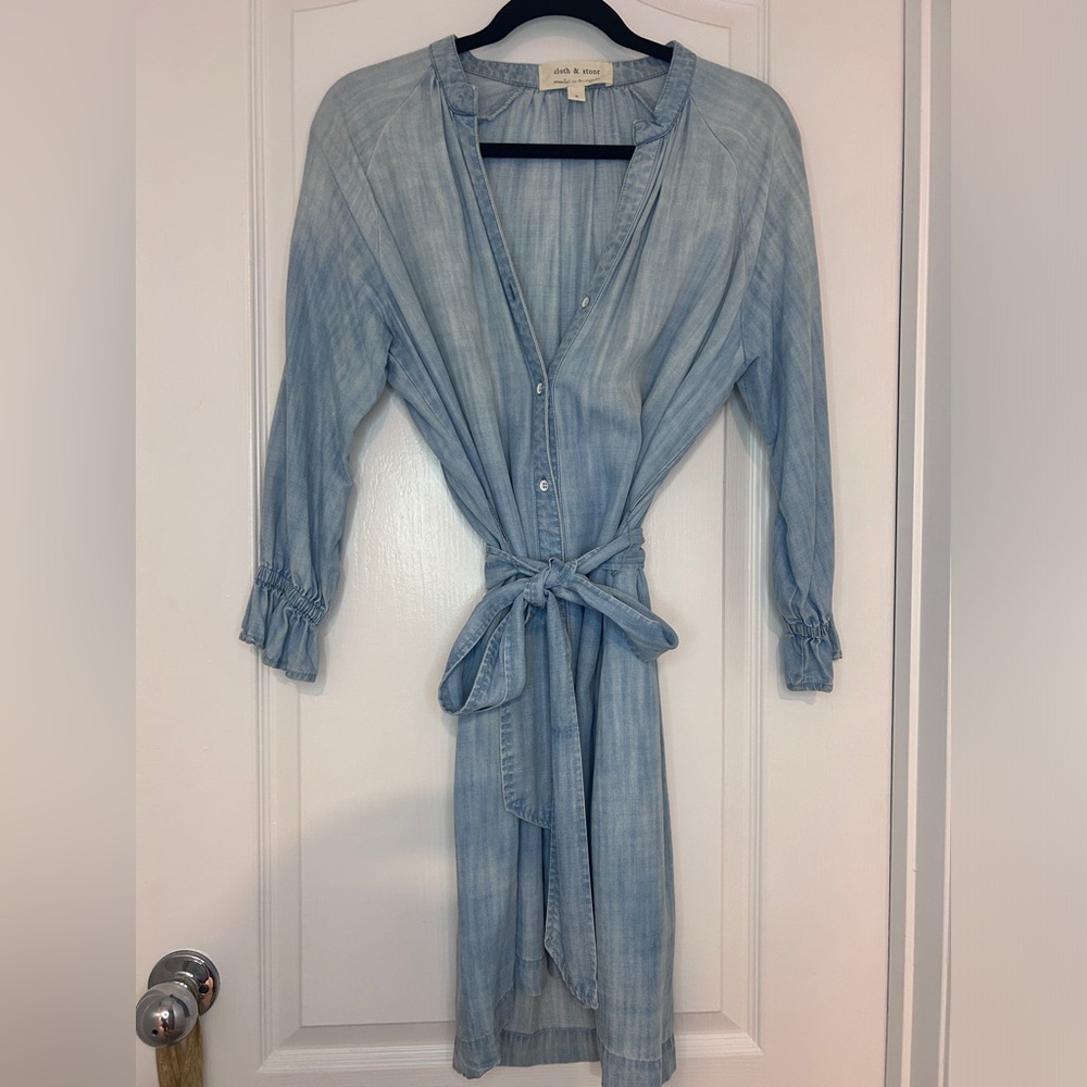 Cloth & Stone S chambray shirt denim dress with tie.   No Stain, perfect shape.